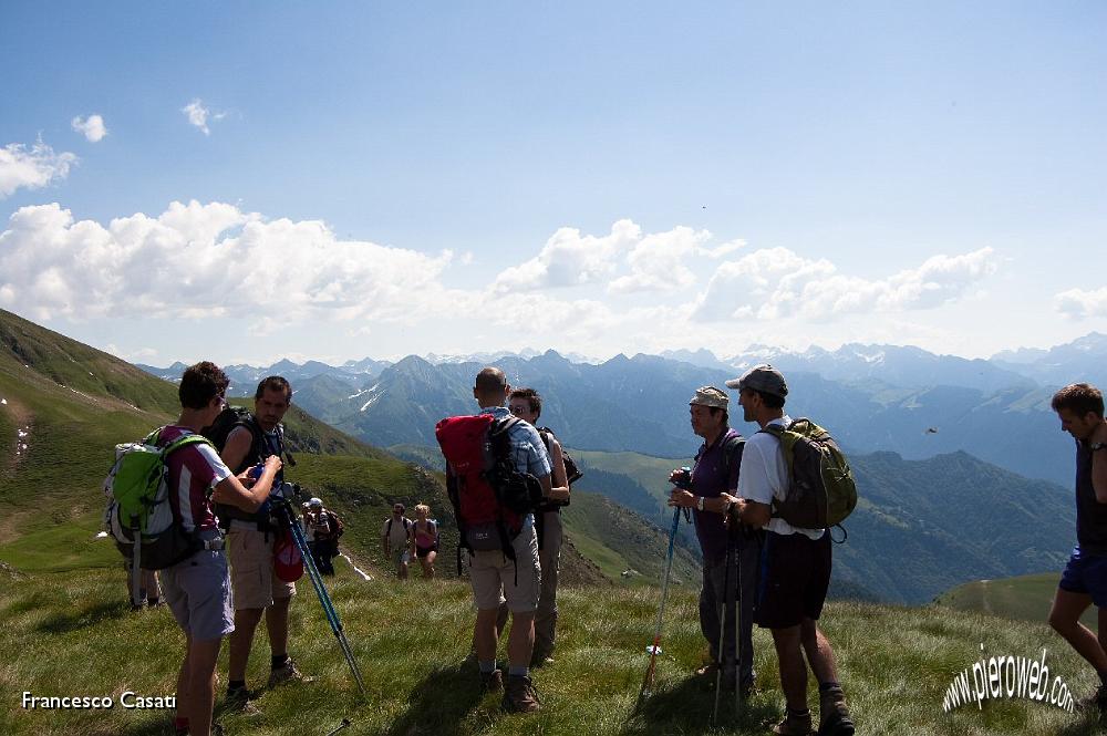 003 Il gruppo ammira il panorama dal monte Avaro.jpg